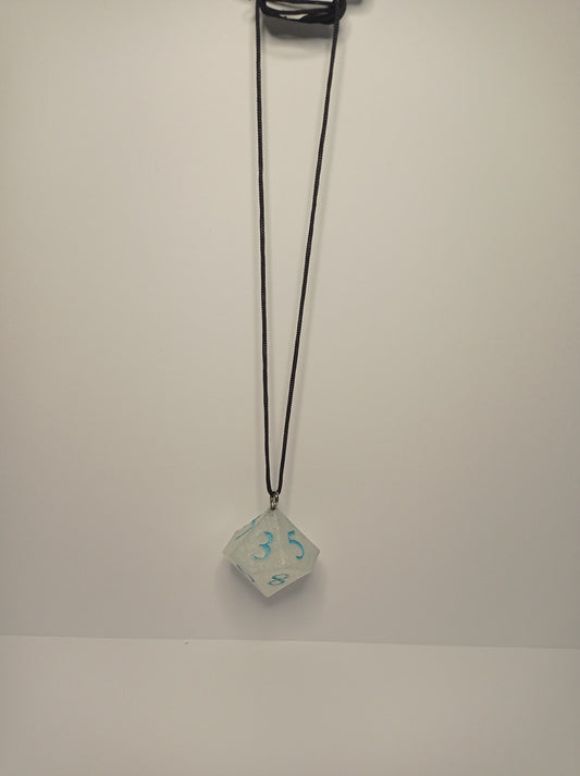 Winter's Embrace D10 Kolye