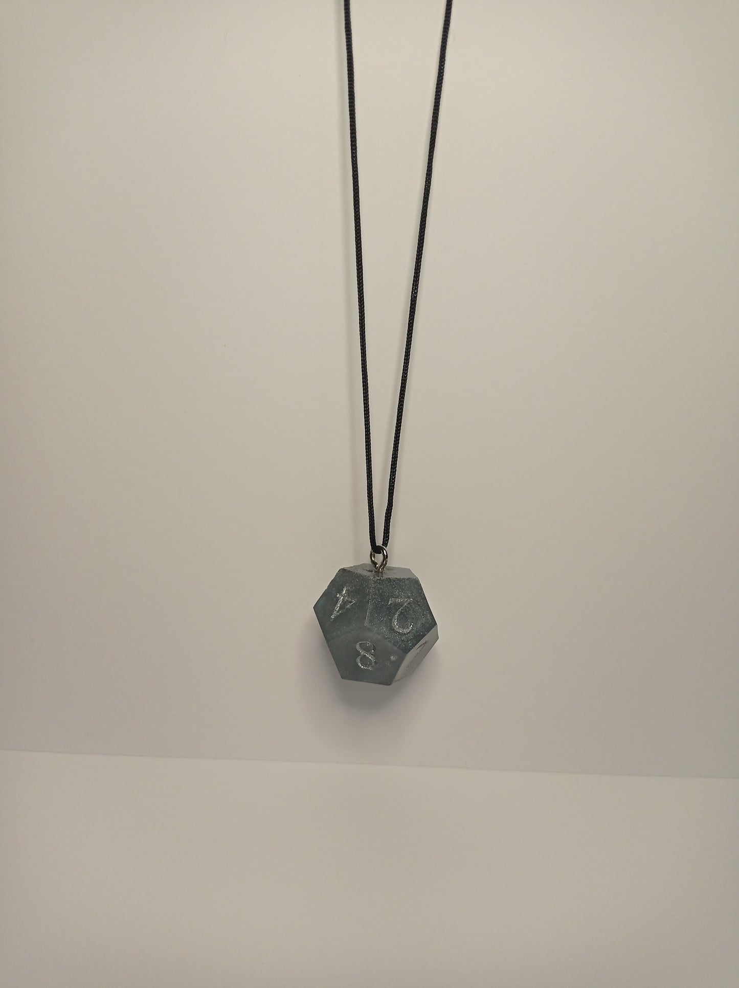 Gri D12 Kolye