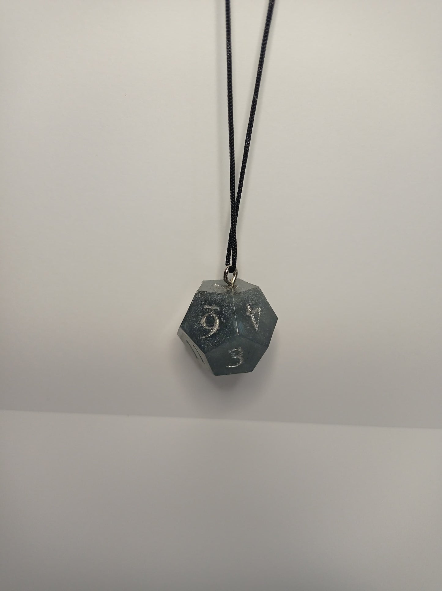 Gri D12 Kolye