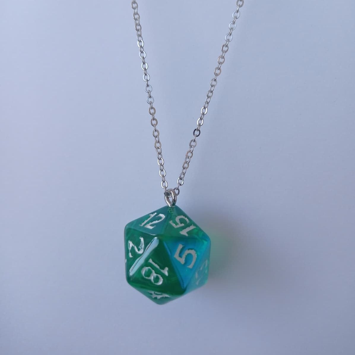 Emerald Radiance D20 Kolye