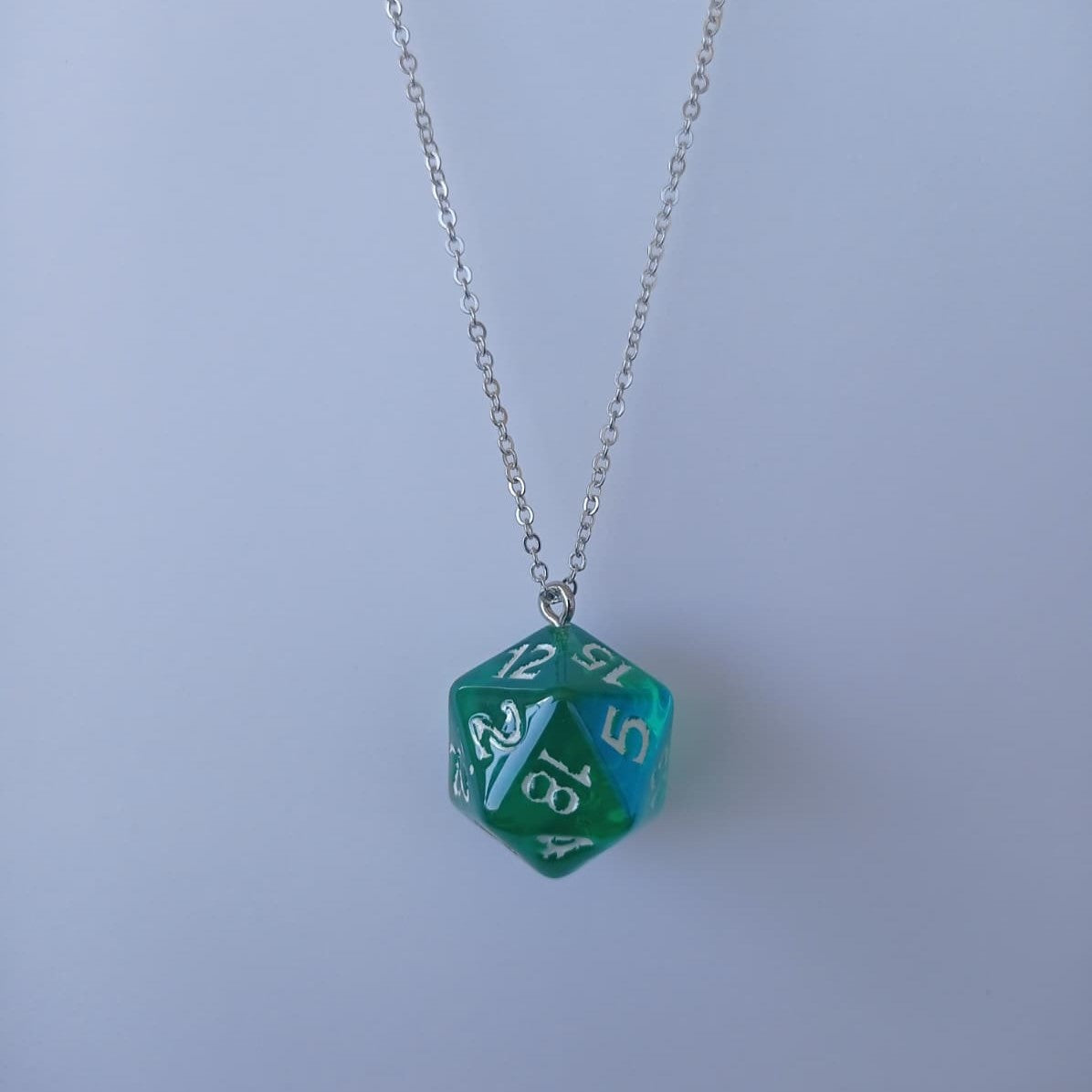 Emerald Radiance D20 Kolye