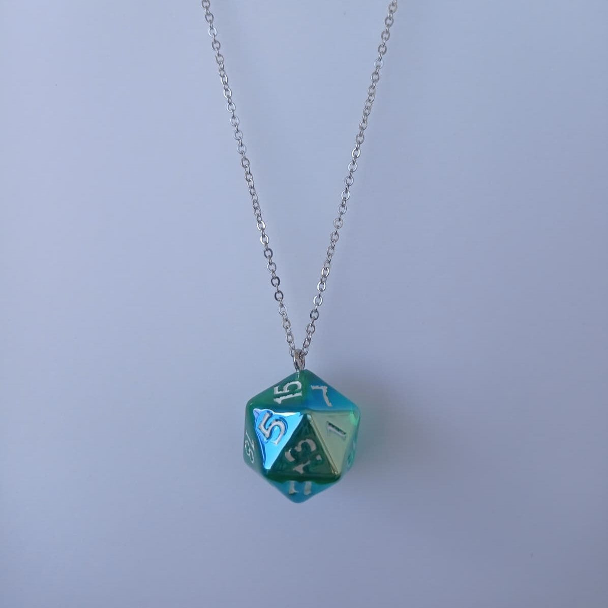 Emerald Radiance D20 Kolye