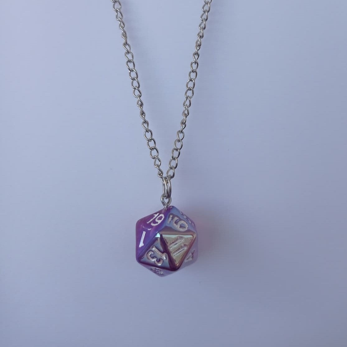 Arcane Glow D20 Dice Kolye