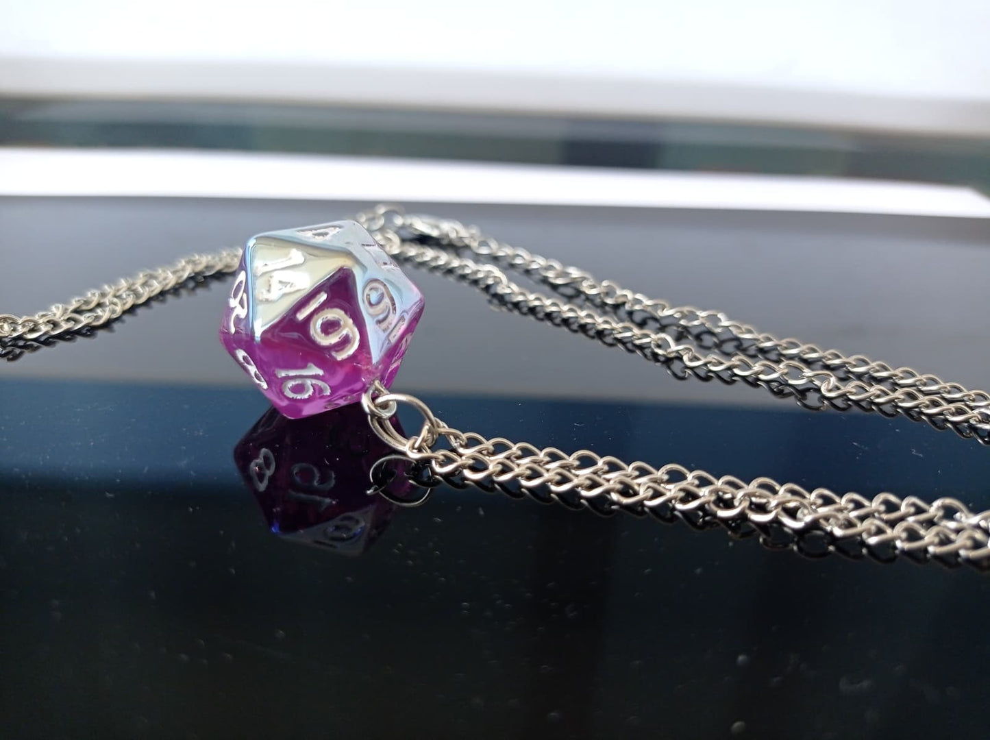 Arcane Glow D20 Dice Kolye