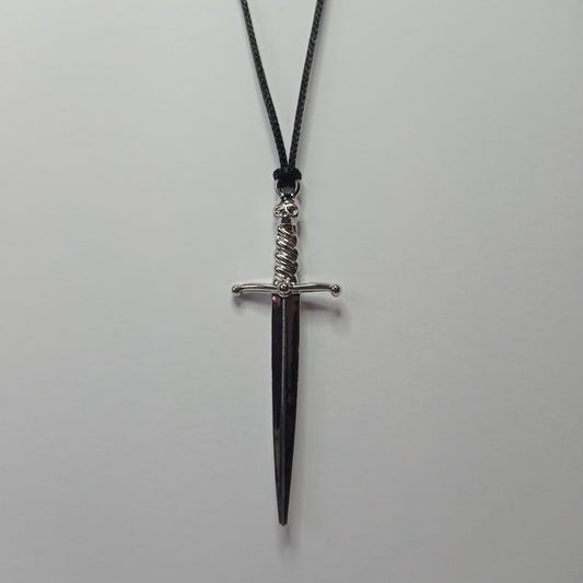 Dagger Kolye