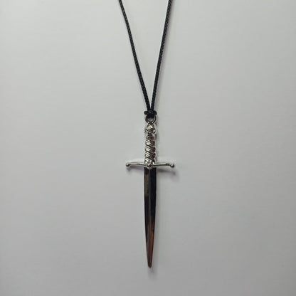 Dagger Kolye