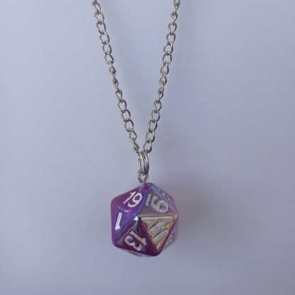 Arcane Glow D20 Dice Kolye