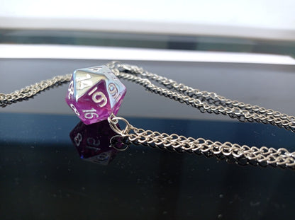 Arcane Glow D20 Dice Kolye