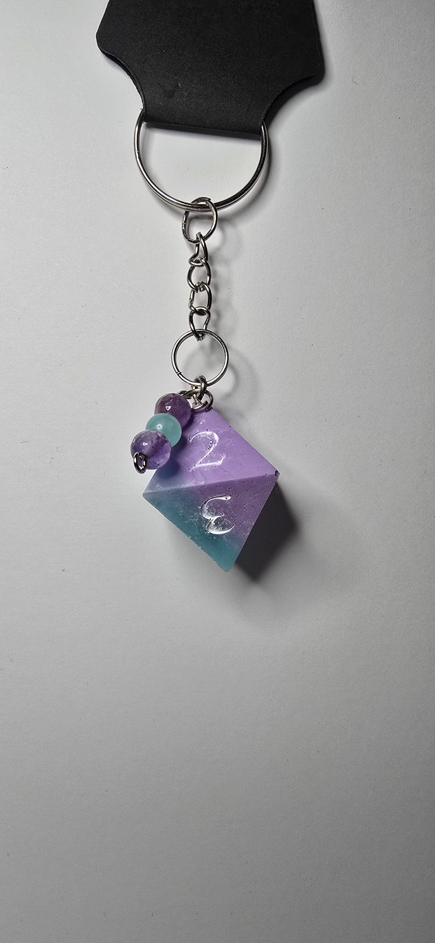 Mor Pastel d8 Anahtarlık